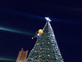 В Мелитополе мужчина залез на городскую елку (фото)