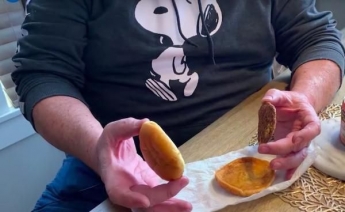 Чоловік з США зберігає вдома бургер якому 20 років і час не владний над продуктом з фаст-фуду