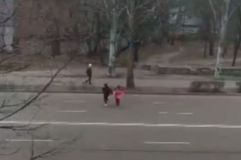 В центре Мелитополя дети бегали по проезжей части на глазах равнодушных прохожих (видео)
