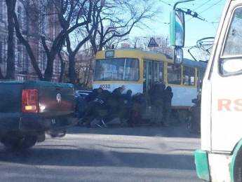 В Одессе пассажиры толкали обесточенный трамвай