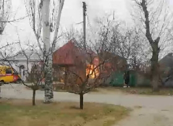 В Мелитополе пылает частный дом, слышны крики и взрывы (видео)