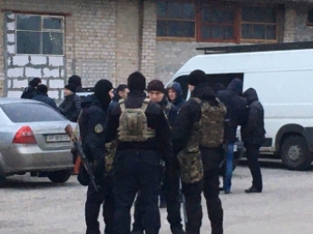 На частное предприятие в Мелитополе нагрянули вооруженные правоохранители