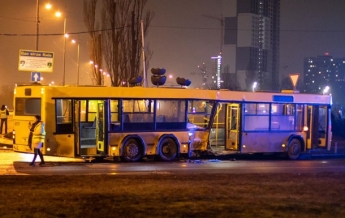 В Киеве Lexus влетел в автобус, есть пострадавшие (фото, видео)