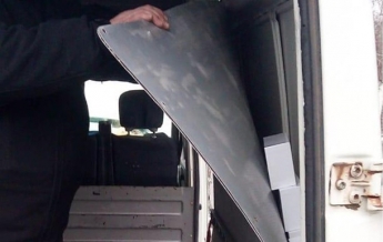 Украинец спрятал сотни гаджетов под обшивкой микроавтобуса (фото, видео)