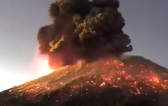 В Мексике на вулкане Попокатепетль произошел мощный взрыв (видео)