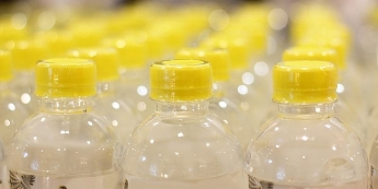 Почему повторно пить из пластиковых бутылок опасно