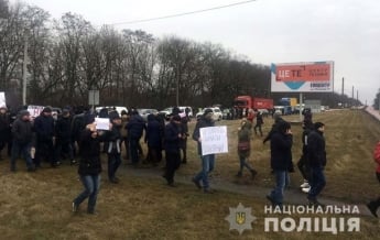 Под Ровно протестующие против строительства завода перекрыли дорогу (фото)