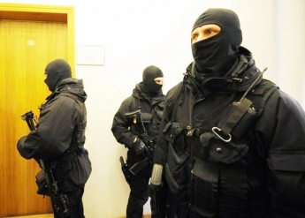 В Запорожье полиция обыскала кабинет чиновника госслужбы (фото)