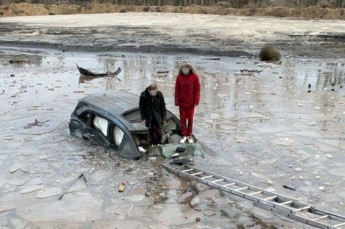 В Полтавской области пьяный водитель автомобиля въехал в водоем