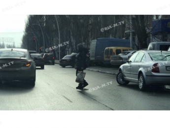 Бесстрашные - как в Мелитополе пешеходы дорогу переходят (видеоподборка)