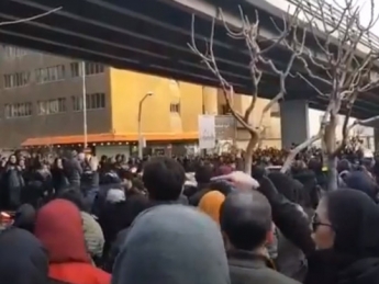 «Смерть диктатору»: в Тегеране проходят массовые протесты из-за сбитого украинского самолета (видео)