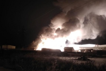 В России произошел крупный пожар на складе с металлом: фото и видео