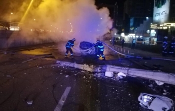 В Киеве переполненное авто влетело в столб: водитель сгорел заживо