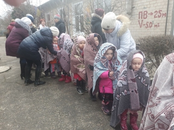 Спасатели вывели из детсада пятьдесят детей (фото)