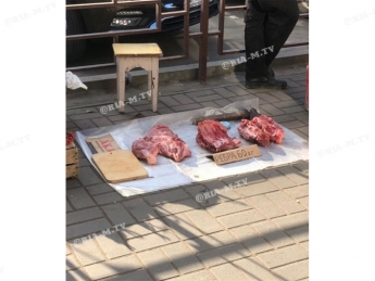 Мясо под ногами – как  в Мелитополе на бульваре продукты реализовывают (фотофакт)
