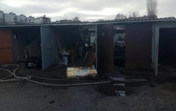 В Харькове пожар уничтожил четыре гаража с автомобилями (фото)