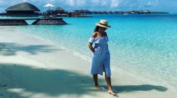 Зимние каникулы на Мальдивах: жена MONATIK’а показала новые фото с райского отдыха (фото)