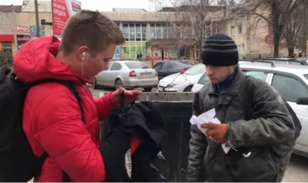 В Мелитополе парень отдал свои вещи бездомным (видео)