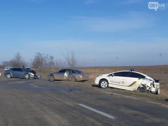 "Курьезная" авария на Запорожской трассе - автомобиль полиции и "скорая" попали в ДТП, приехав на происшествие (фото, добавлено видео)