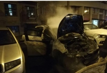 Во дворе жилого дома в Харькове сожгли автомобиль