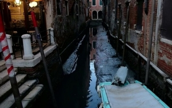 Сразу после наводнения: в Венеции пересохли каналы (видео)