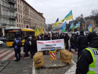 Противники рынка земли перекрыли центр Киева: появились фото