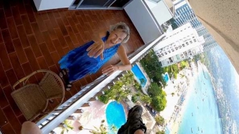 Мексиканка стала відомою в соцмережах після того як врятувала парашутиста, який завис в неї на балконі (видео)