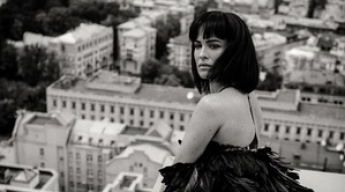 Эффектная Даша Астафьева снялась в черном белье на крыше киевской высотки (фото)