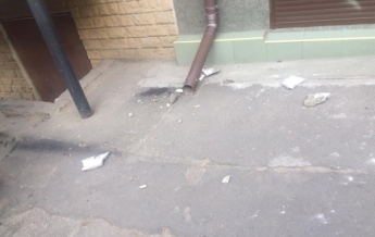 В Одессе кусок карниза со здания разбил женщине голову (фото)