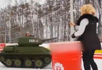 "Учат молодых "ихтамнетов": в России устроили "танковый биатлон" для детей. Видео