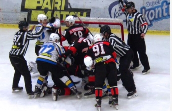 Украинские хоккеисты устроили грандиозное побоище в матче чемпионата: момент попал на видео