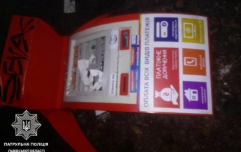Во Львове таксист с пассажиром украли платежный терминал (фото)