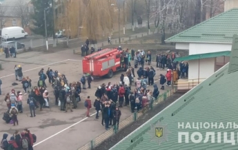 Под Киевом из школы эвакуировали почти две тысячи человек