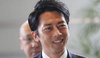 Японский министр впервые ушел в декретный отпуск