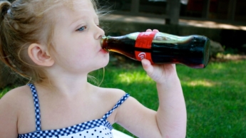 “У деяких випадках “Кока-кола” – лiки, а не отpута” – Комаровський розповів, який вплив на дітей має скандальний напій