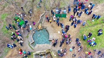 Празднование Крещения на Терпеньевских источниках показали с высоты (фото)