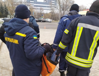 В Запорожье спасатели оказывали помощь мужчине на берегу водоема (фото)