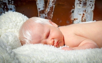 В Угорщині народився незвичайний малюк — особливістю було те, що від народження у нього сиве волосся (фото)