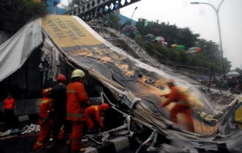 В Индонезии обрушился мост: девять погибших, 17 пострадавших