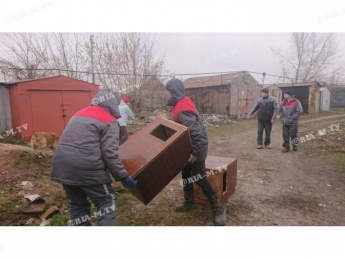 В Мелитополе волонтеры построили дома для собак (фото)