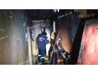 Появились фото с места пожара в Мелитополе. Хозяина квартиры скорая увезла без сознания