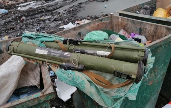 В Житомире гранатометы выбросили в мусорник (фото)