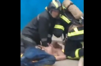 Появилось видео спасения пострадавшего на пожаре в мелитопольской девятиэтажке