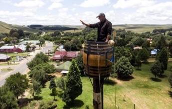 Житель ЮАР ради рекорда поселился в бочке (фото)