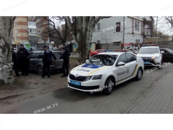 В Мелитополе задержали молодых людей на машине с «левыми» номерами (фото, видео)