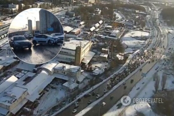 В Киеве из-за гололеда столкнулись пять авто: образовались огромные пробки. Видео, фото