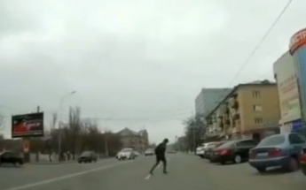 В Мелитополе пешеходы на проезжей части устроили забег (видео)