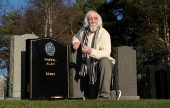 Мужчина нашел на кладбище свою могилу