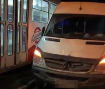 Пьяный водитель микроавтобуса наехал на 4 пассажиров в Днепре