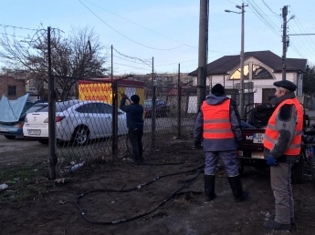 В Мелитополе коммунальщики ликвидируют ограждение вокруг захваченной «самозванцами» автостоянки (видео, фото)
